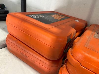 trois valises orange posées les unes à côté des autres sur une étagère