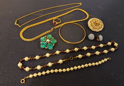 Lot de bijoux fantaisie dont collier en métal doré et divers