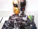 Des sacs contenant des gants de boxe, des gants, des gants et d'autres articles sont disposés sur une table