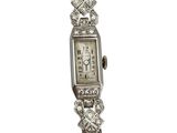 une montre-bracelet de femme ornée de diamants