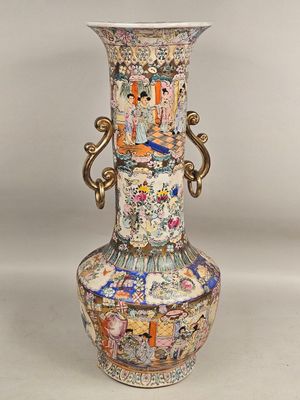 Chine, travail moderne, Grand vase pansu à long col en porce…