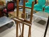 un chevalet de peinture au milieu d'un salon