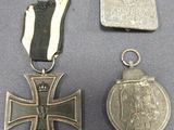 deux médailles et une médaille sont posées sur une table