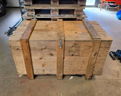 Palettes, rayonnage métal et grande caisse en bois - A enlev…