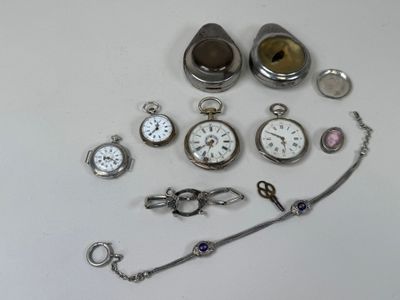 de nombreux types de montres et de bracelets disposés sur une table