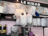 un étalage de divers articles sur une étagère dans un magasin