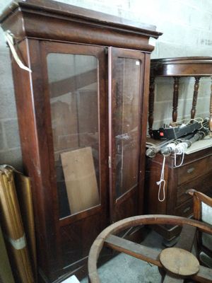 un meuble en bois avec une porte en verre dans une pièce
