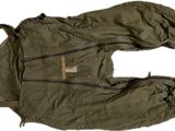une image représentant un pantalon vert militaire sur fond blanc