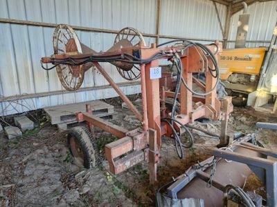 une machine qui est à l'abandon dans un bâtiment