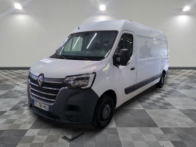 la photo d'une camionnette blanche garée dans une pièce