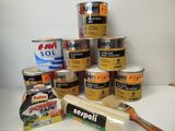 tout un assortiment de peintures et un pinceau sur le comptoir
