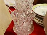 un vase en verre posé sur une nappe rouge