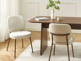deux chaises et une table sur laquelle est posé un vase