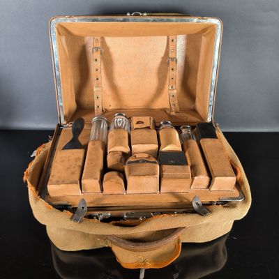 une valise remplie de différents types d'outils posée sur une table