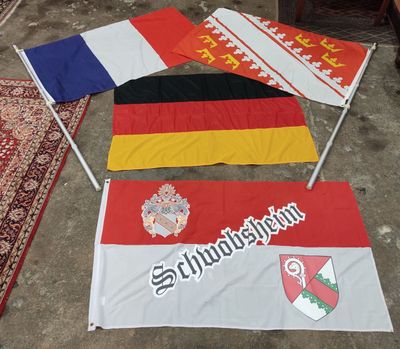 Lot de 4 drapeaux comprenant: un drapeau français (88 x 152c…