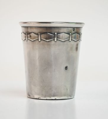 gros plan d'une coupe en argent sur une surface blanche