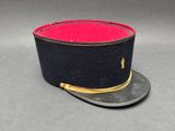 une image représentant un chapeau orné d'un ruban rouge