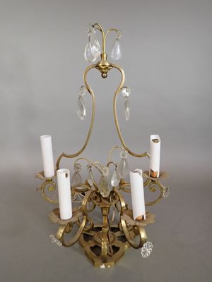 un lustre en or orné de cinq bougies