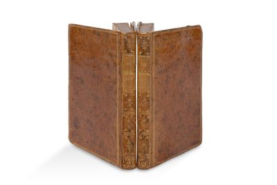 un vieux livre ouvert pour en montrer l'intérieur