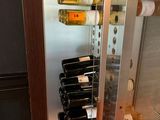 de nombreuses bouteilles de vin dans le casier à vin de la cave à vin