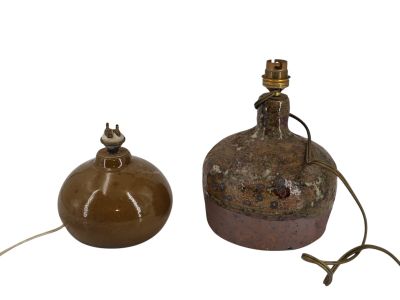 deux vases bruns posés l'un à côté de l'autre sur une surface blanche