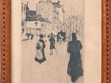 une vieille photo montrant des gens marchant dans une rue en ville