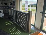 une pièce avec une moquette verte et une grande fenêtre