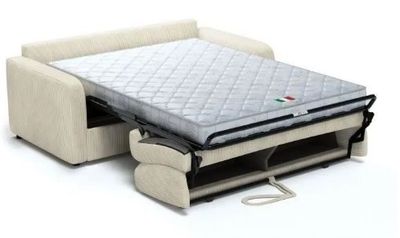 un canapé blanc sur lequel est posé un matelas, à côté d'un fauteuil