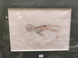 un dessin représentant un oiseau, exposé dans une vitrine