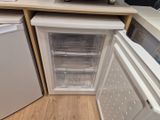 un petit réfrigérateur avec un compartiment congélateur à l'intérieur