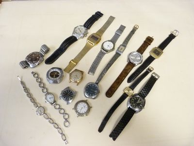 plusieurs types de montres sur la table