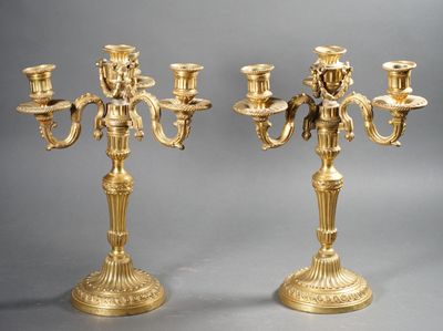 Paire de CHANDELIERS à trois bras de lumières en bronze doré…