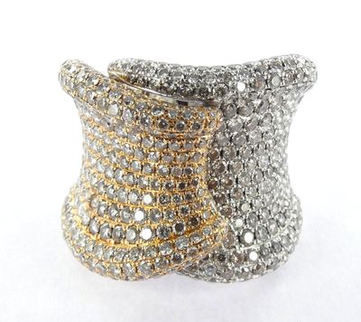gros plan d'une bague en diamant sur une surface blanche
