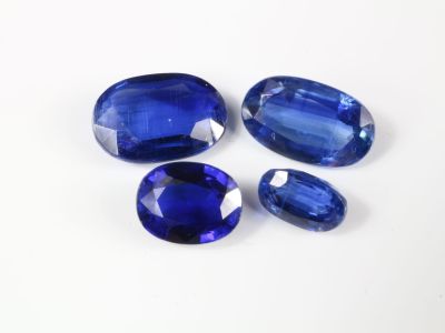 trois saphirs bleus sur un fond blanc