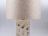 une image d'une lampe de table avec un abat-jour beige