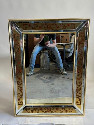 un homme se prenant en photo dans un miroir