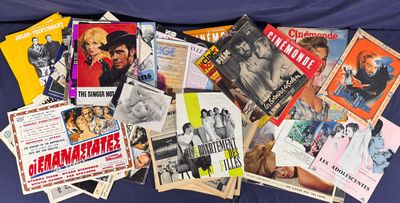 plein d'affiches de vieux films sur le lit