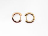 deux paires de boucles d'oreilles en or ornées de grenats sur fond blanc