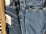 une boîte en carton remplie de jeans et une paire de chaussures