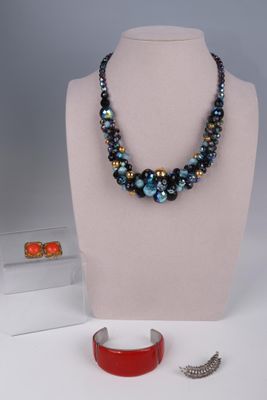 un gros plan sur un collier et un bracelet portés par un mannequin