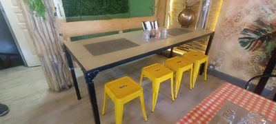 1 grande table 200 x 70 cm. FRAIS 22 % TVA RECUPERABLE.