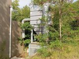 un bâtiment situé au milieu d'un champ