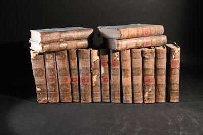 plusieurs vieux livres sont empilés sur une table