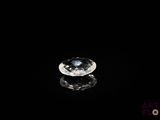 gros plan d'un diamant sur une surface noire
