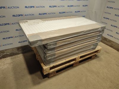 une pile de matelas posée sur une palette dans une pièce