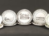 six assiettes ornées de motifs différents, posées sur un fond noir