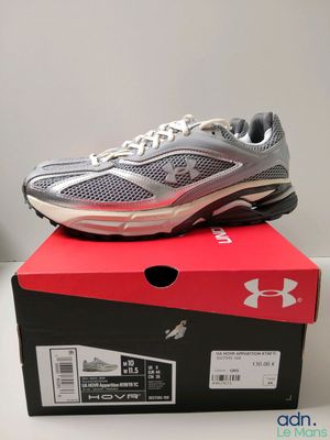 une paire de chaussures de course pour femme posée sur une boîte