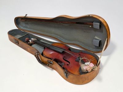 un violon dans un étui sur une surface blanche