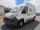 la camionnette blanche est garée sur le côté de la route