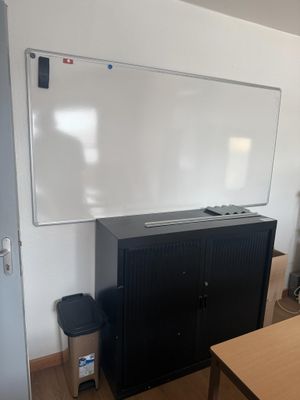un tableau blanc accroché au mur d'une pièce